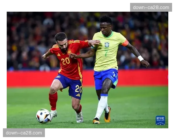 特写:看台上观战的恩德里克与维尼修斯、罗德里戈亲密交谈